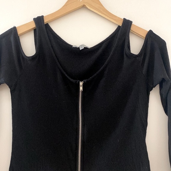 Charlotte Russe Semi Cropped Cold Shoulder Long Sleeve Zip Up Front Top - Picture 2 of 6